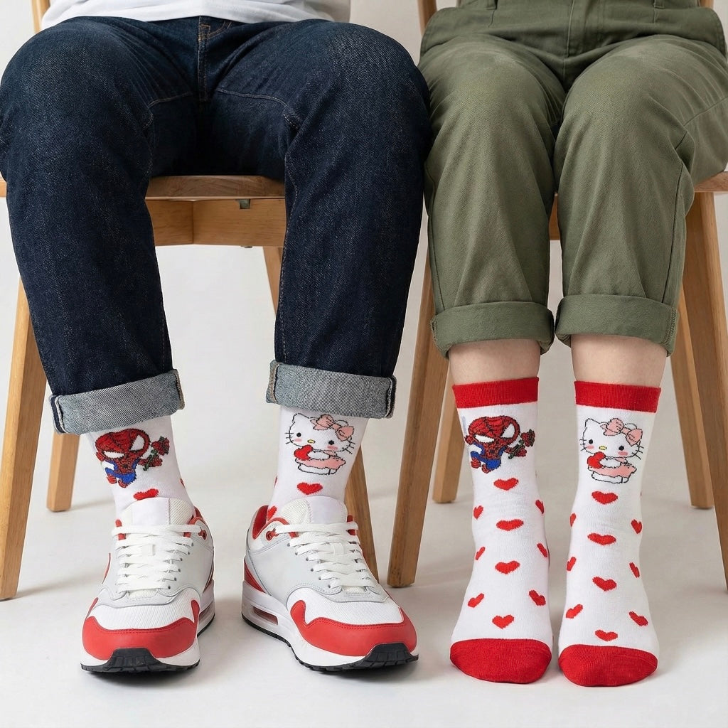 Bijele čarape Hello Kitty i Spider-Man s crvenim akcentima i srcima