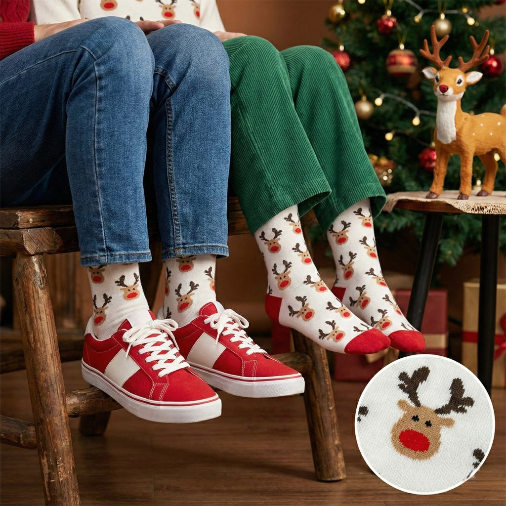 Bijele božićne irvaste čarape s crveno-crnim irvasima u pletenom materijalu