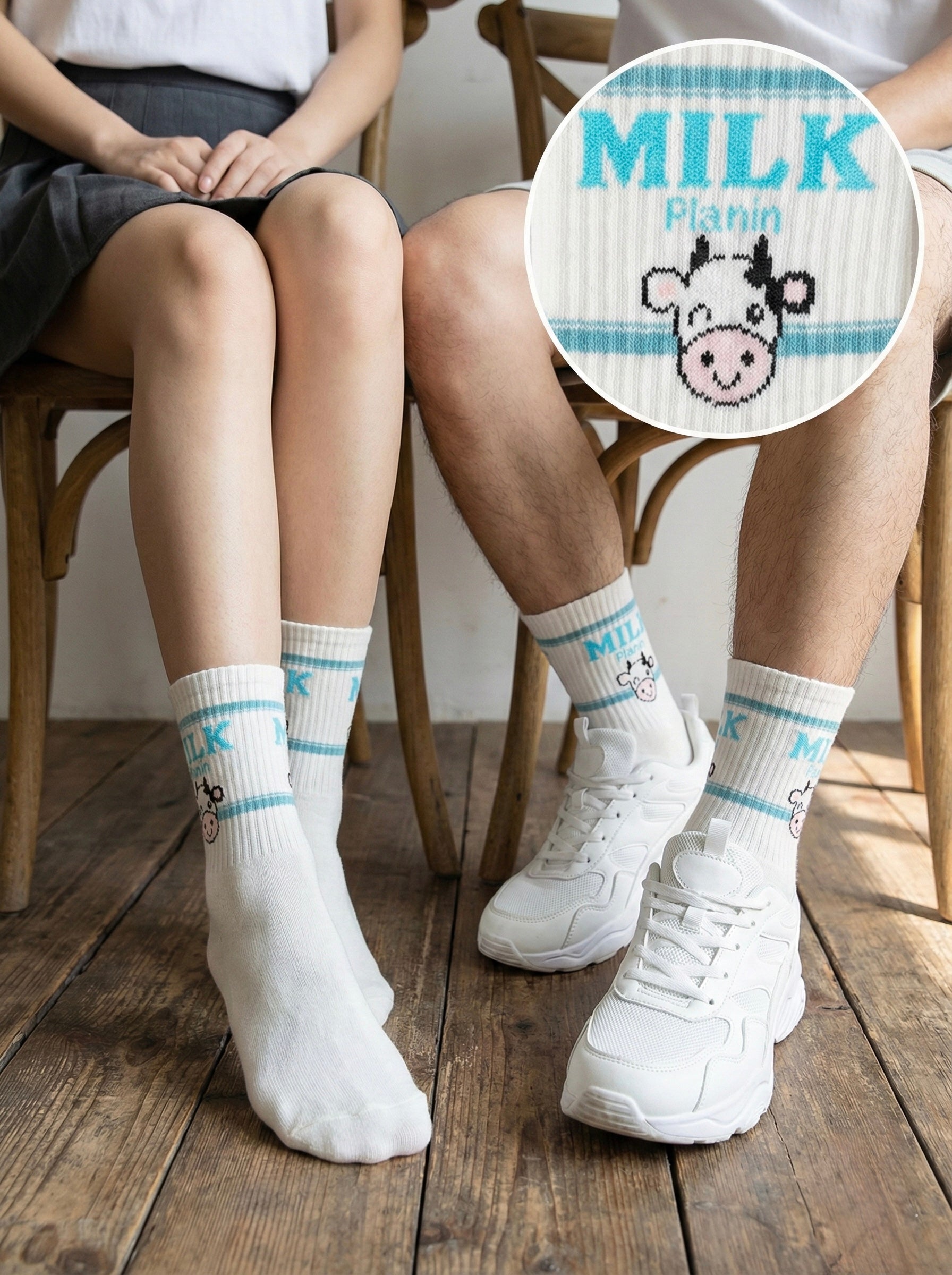 Bijele čarape Cow Milk s plavim natpisom i pikseliziranom kravljom glavom