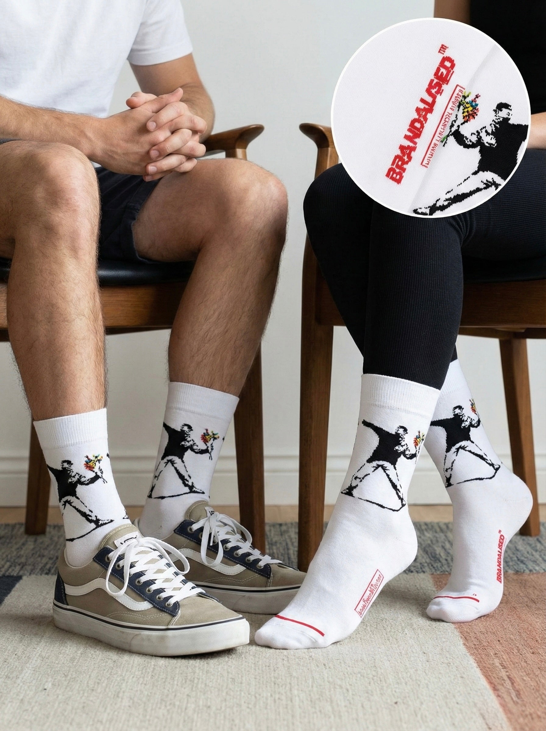 Bijele posadkarske čarape Banksy Flower Bomber s crnim grafičkim motivom bacanja cvijeća