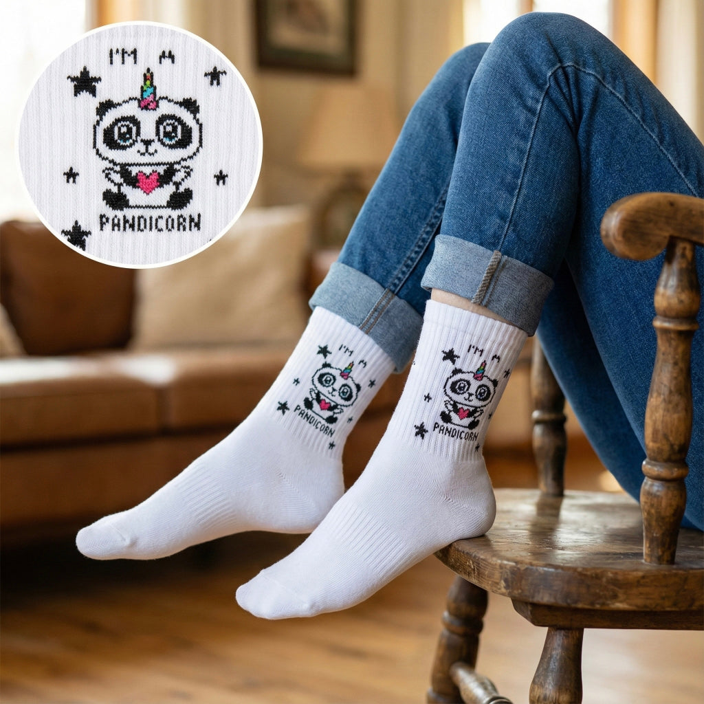 Bijele poskakane čarape PANDICORN s crnim pikseliziranim pandicorn dizajnom i zvijezdama