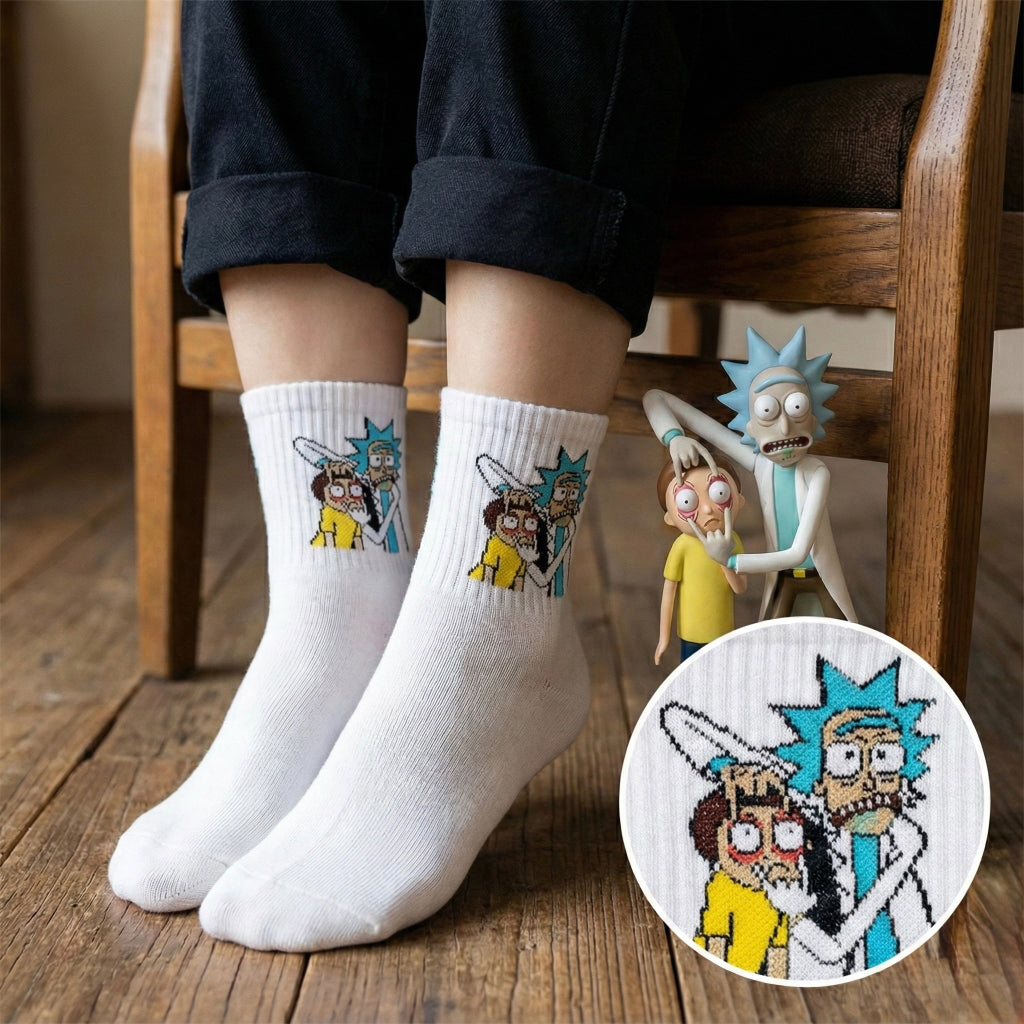 Bijeli Rick i Morty čarape s pikseliziranom grafikom u ikoničnim pozama