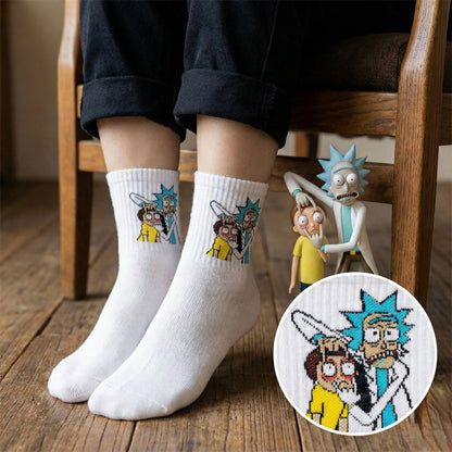 Bijeli Rick i Morty čarape s pikseliziranom grafikom u ikoničnim pozama