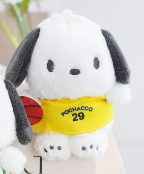 Bijeli i sivi plišani pochacco u žutom sportskom dresu s natpisom pochacco 29 snoopy plišani privjesak