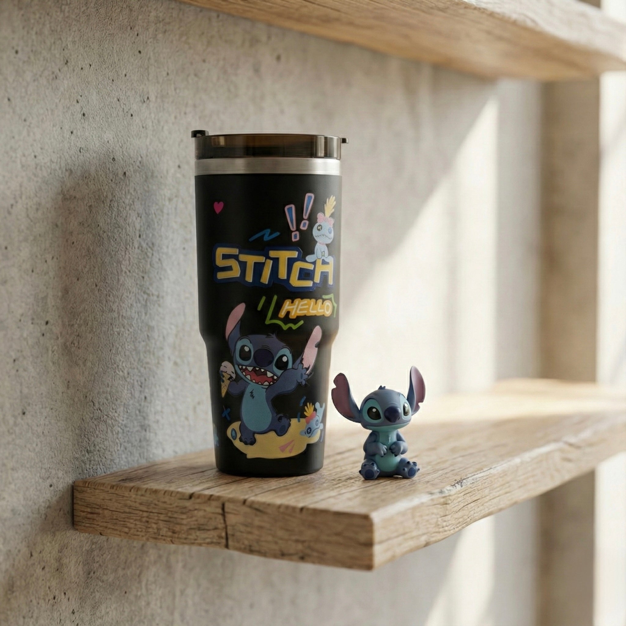 Crni izolirani tumbler Stitch s šarenim šavovima, srebrnim rubom i plavom figurinom