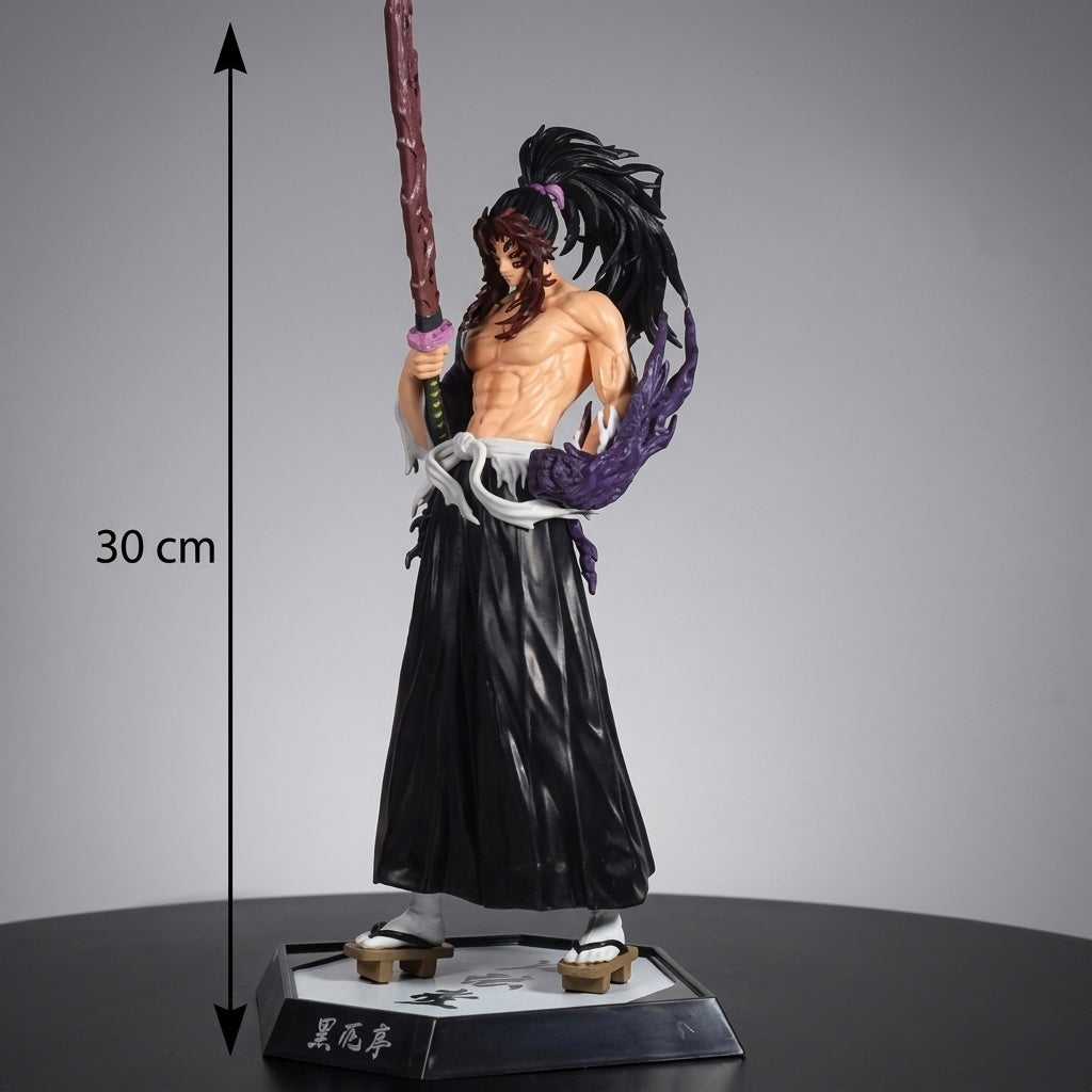 Crna i ljubičasta anime figurica demon slayer kimetsu no yaiba visok 30 cm mišićav lik s dugom kosom i štapom