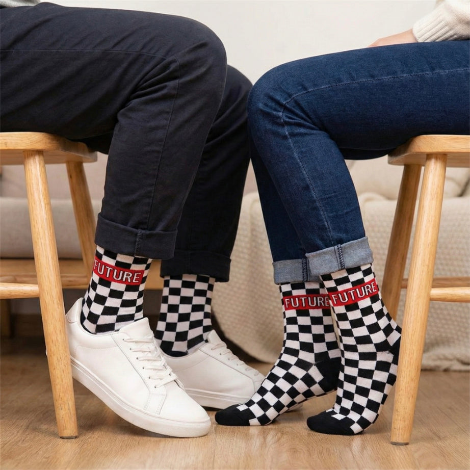 Crne i bijele kocke čarape Future Kocke s crvenim remenom, na drvenim stolicama