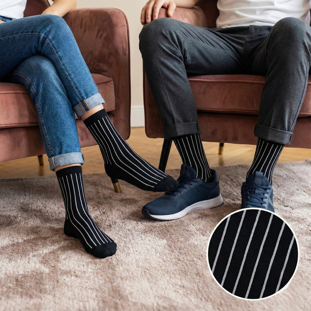 Crne čarape do gležnja s tankim bijelim vertikalnim prugama, mekani plet