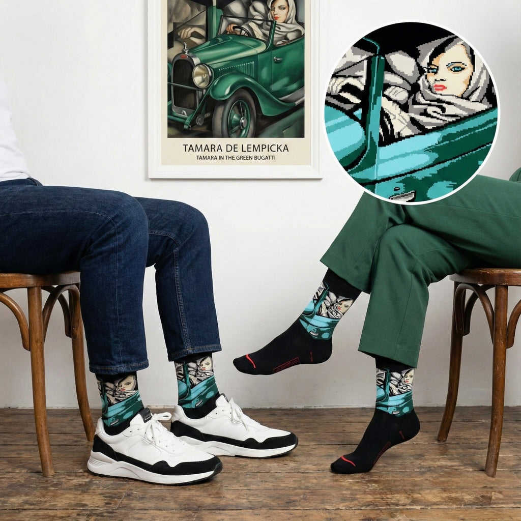 Crne čarape s motivom Tamare de Lempicke u zelenom Bugattiju