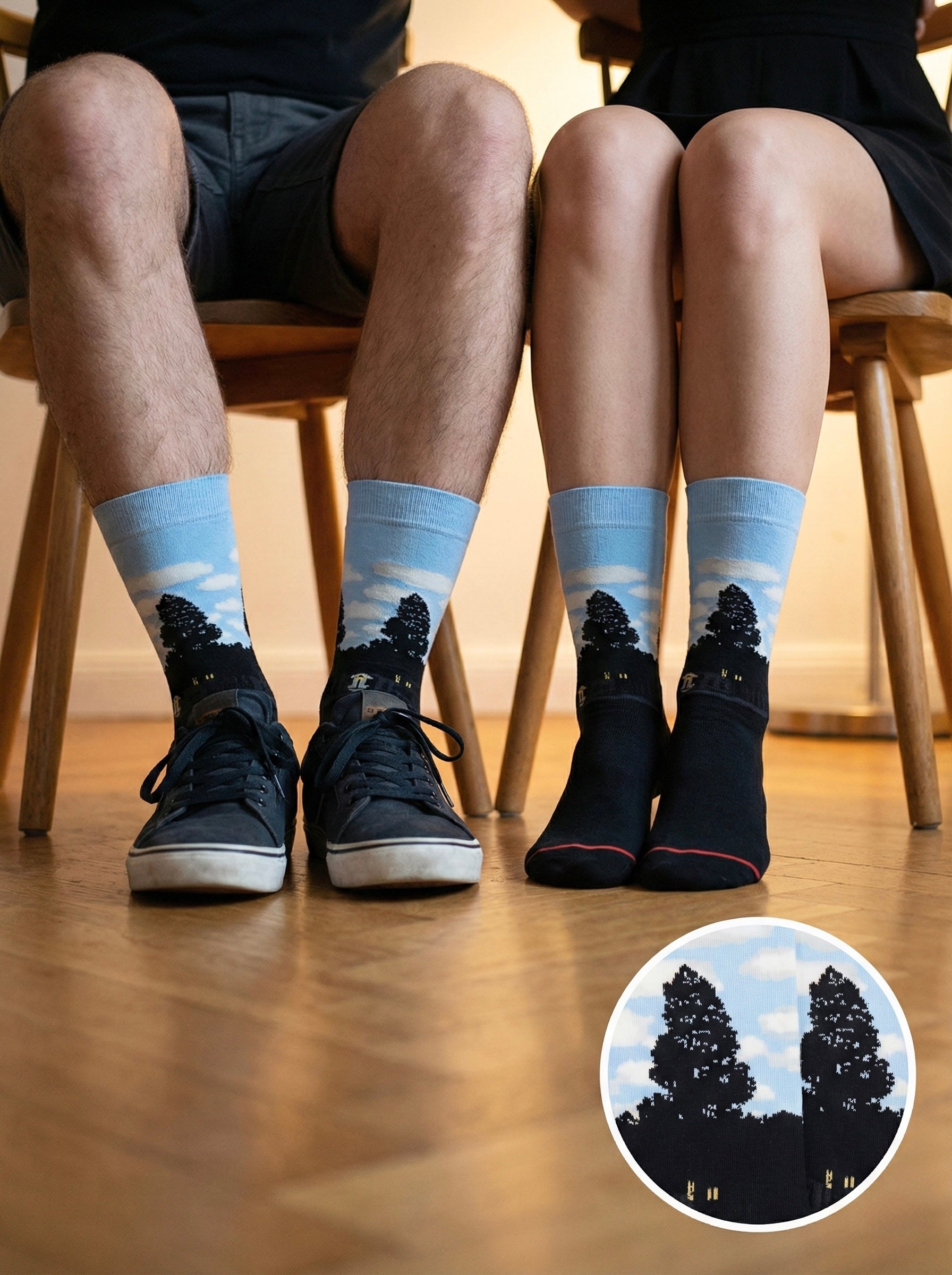 Crne čarape Rene Magritte The Empire of Light s motivom stabala i plavim nebom