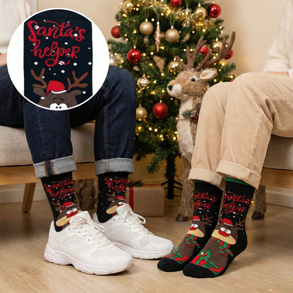 Crne pletene božićne čarape IRVAS s jelenom u crvenoj kapi Sv. Nikole i natpisom Santa’s helper