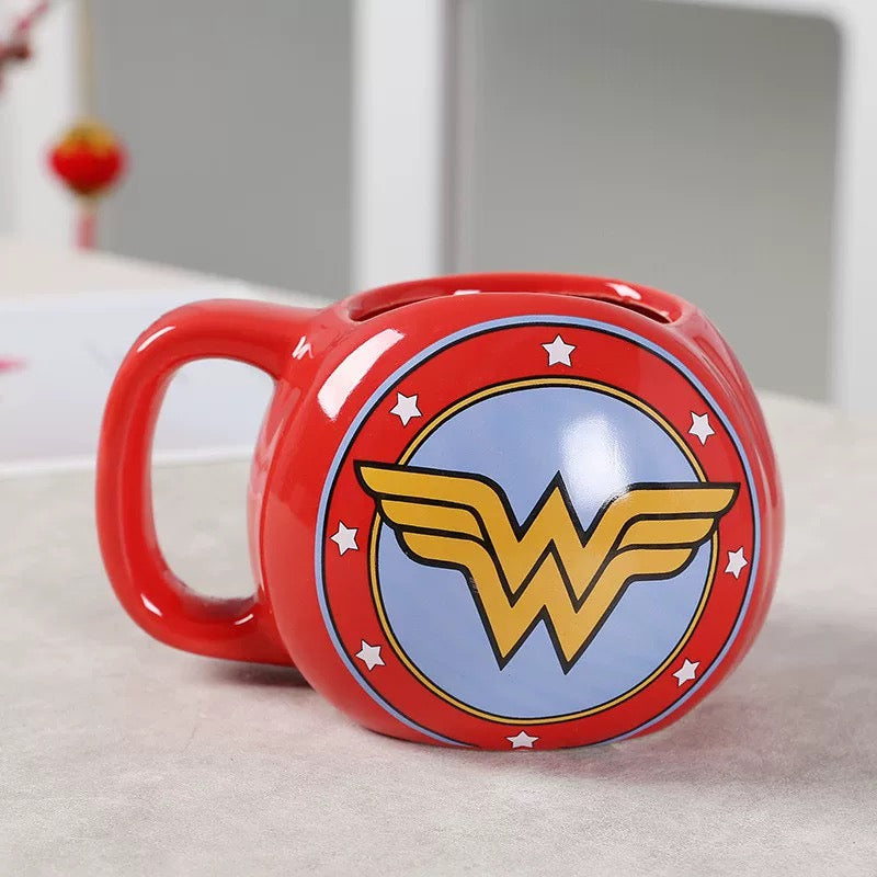 Crvena Wonder Woman keramička šolja iz keramičkog seta za čaj