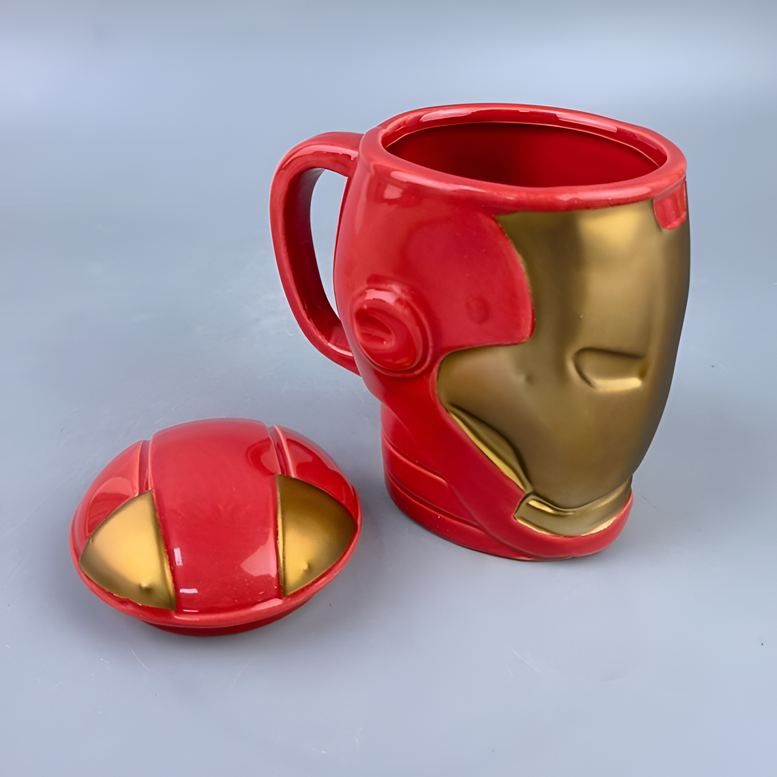 Crvena i zlatna Iron Man keramička šolja s poklopcem za uživanje u čaju