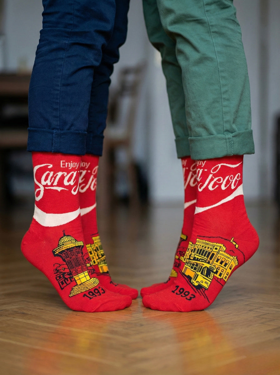 Crvene čarape Sarajevo Enjoy s Coca-Cola logom i zgradama iz 1993
