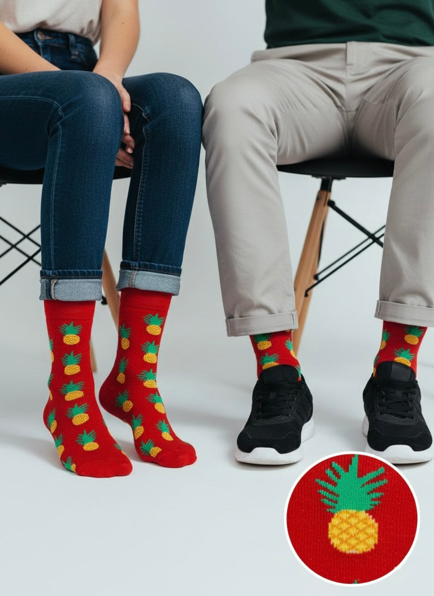 Crvene čarape RED ANANAS s ponavljajućim uzorkom žutih i zelenih ananasa