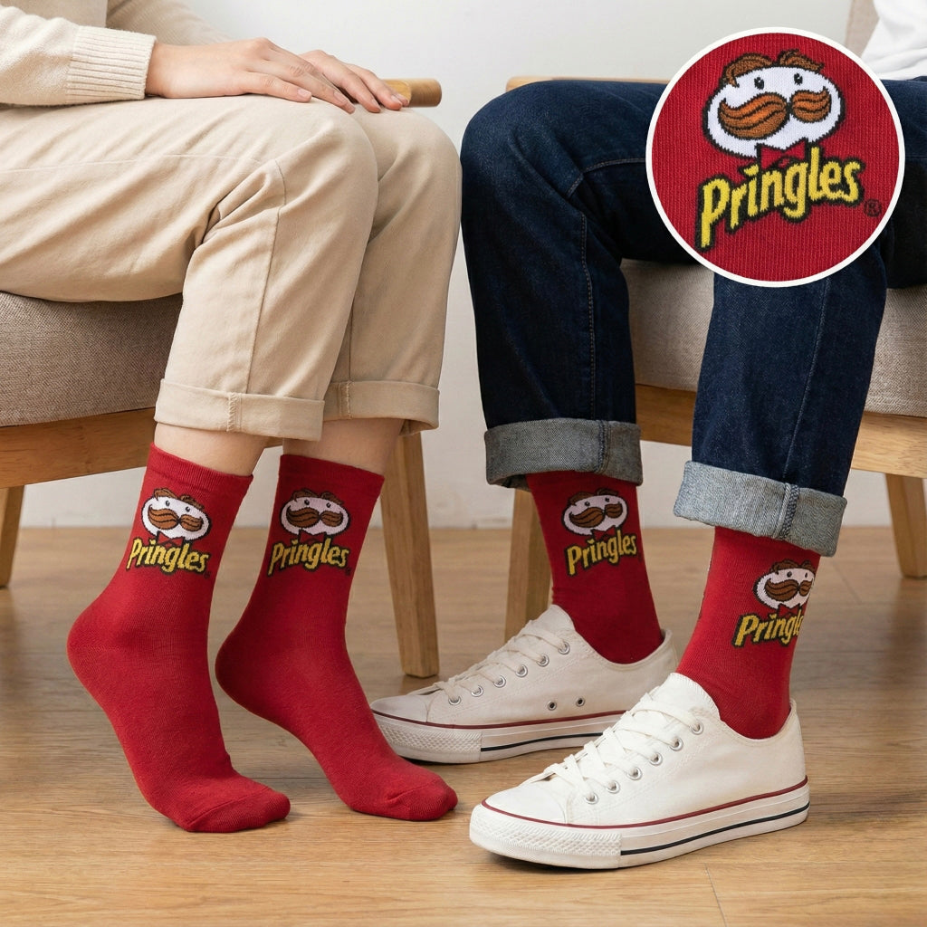 Crvene čarape Pringles s maskotom i žutim tekstom