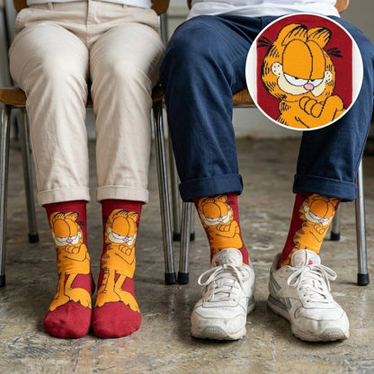 Crvene i narančaste Garfield čarape s mačkom u opuštenom položaju