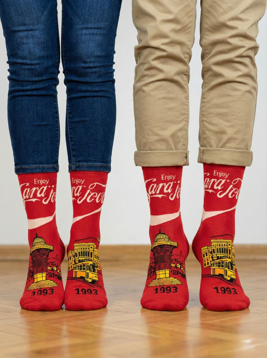 Crvene pamučne čarape Sarajevo Enjoy s logom Coca-Cola i povijesnim zgradama 1993