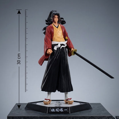 Demon slayer yoriichi tsugikuni figurica 30 cm u tradicionalnoj japanskoj odjeći s crvenim ogrtačem i mačem
