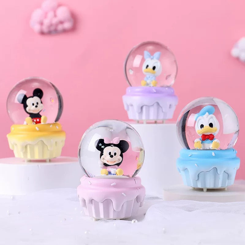 Disney karakteri u ukrasnoj kugli dekorativnoj s Mickey Mouse i Donald Duckom