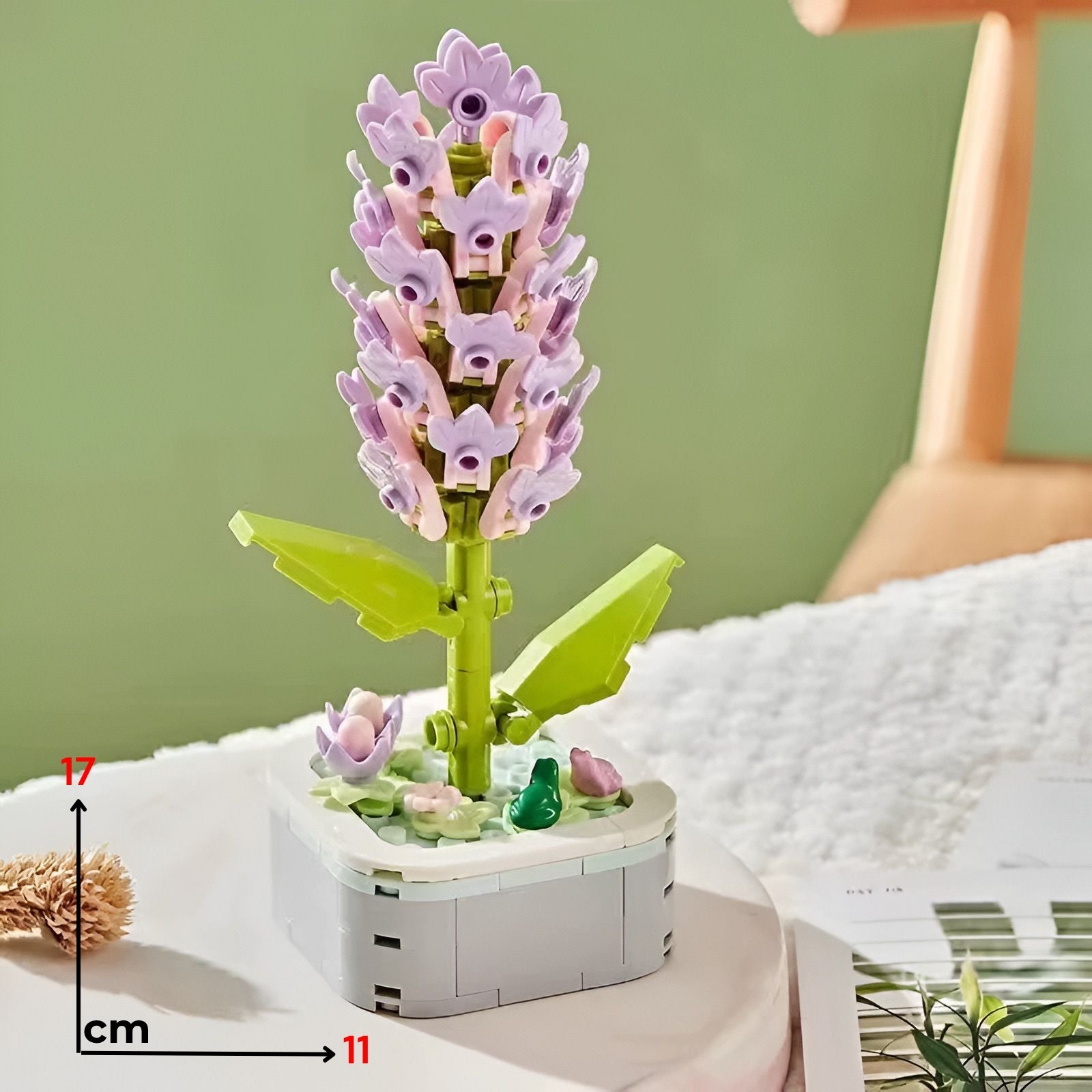 Delikatni jorgovan lego cvijet u lavanda boji s zelenim listovima na bijeloj podlozi kao cvjetni aranžman