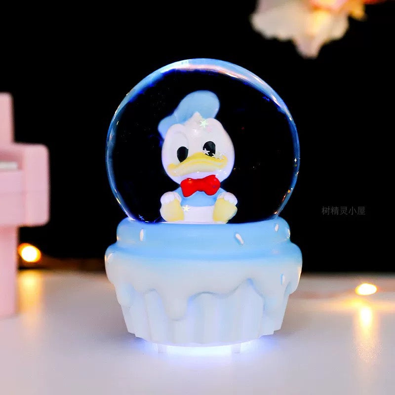 Donald Duck snow globe u ukrasnoj kugli dekorativnoj Mickey Mouse dizajnu