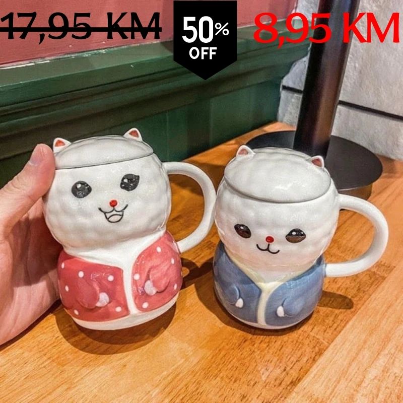 Dva keramička mačkasta šolje s poklopcima, jedna crvena s točkicama i plava s osmijehom