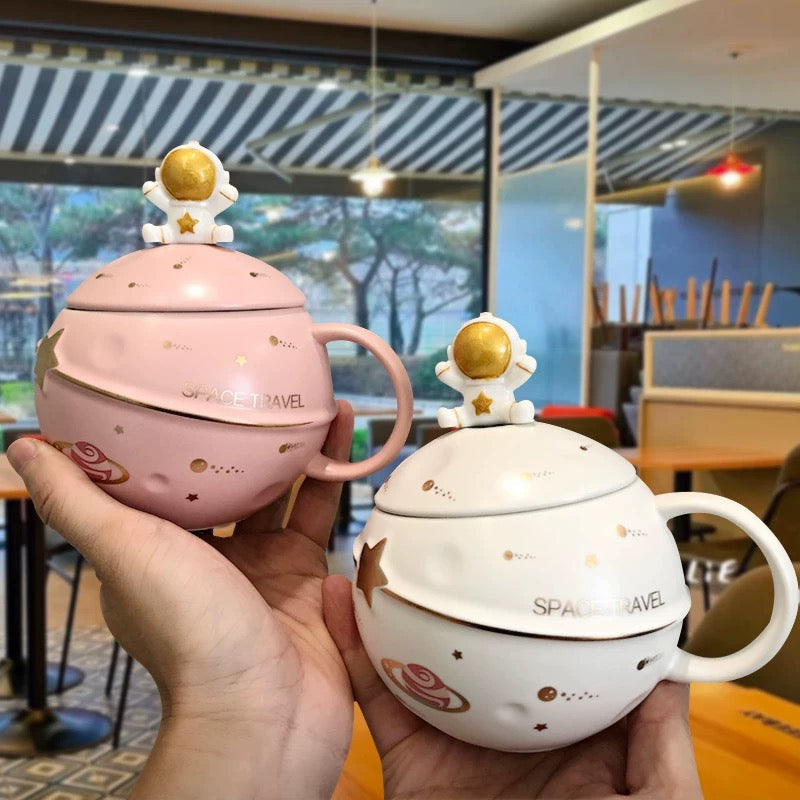 Dva astronaut-tematska keramička šolja iz PLANET KERAMIČKA ŠOLJA SET s poklopcem