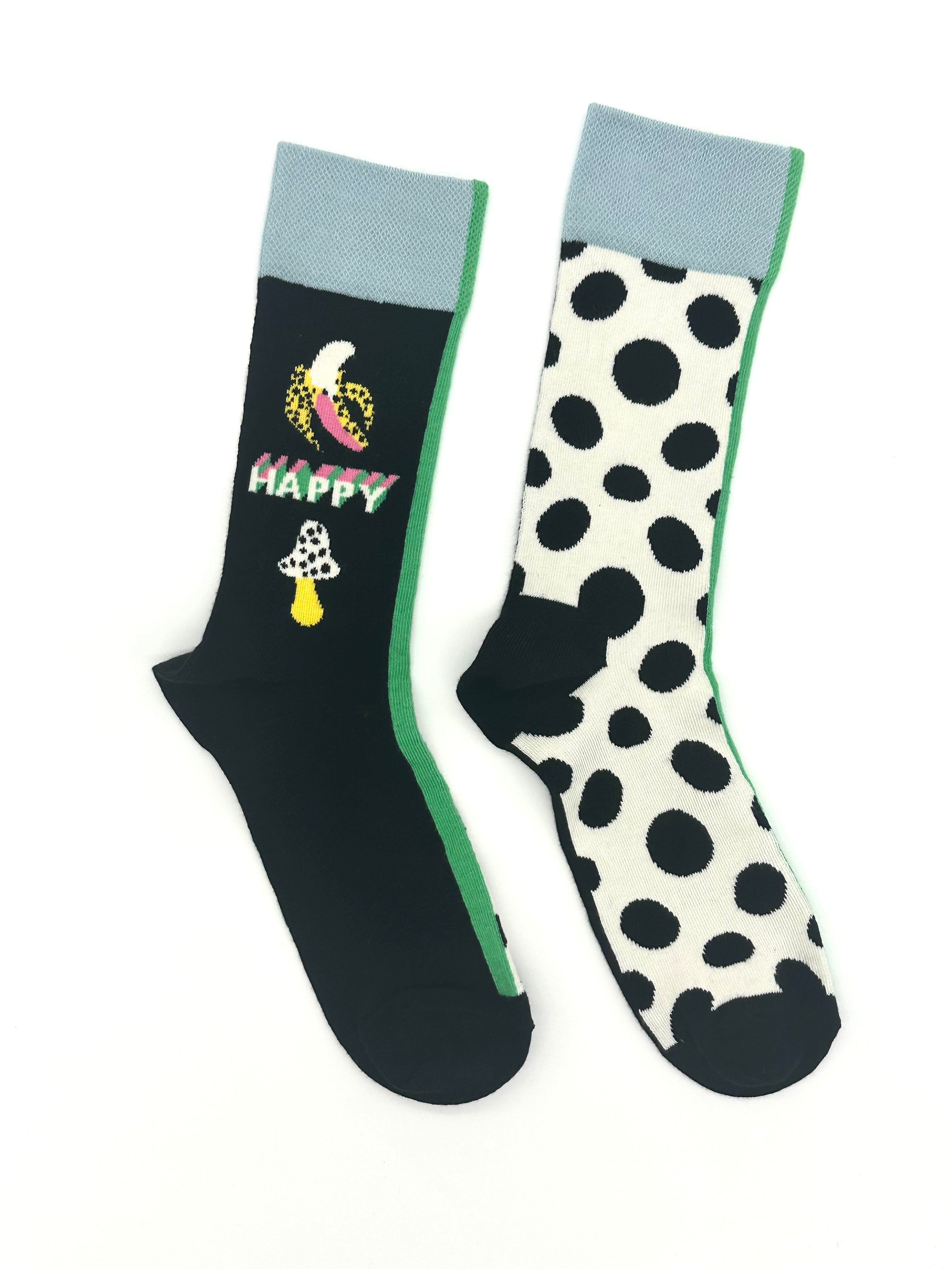 Dvije neusklađene čarape Happy Mushroom Banana prikazane zajedno