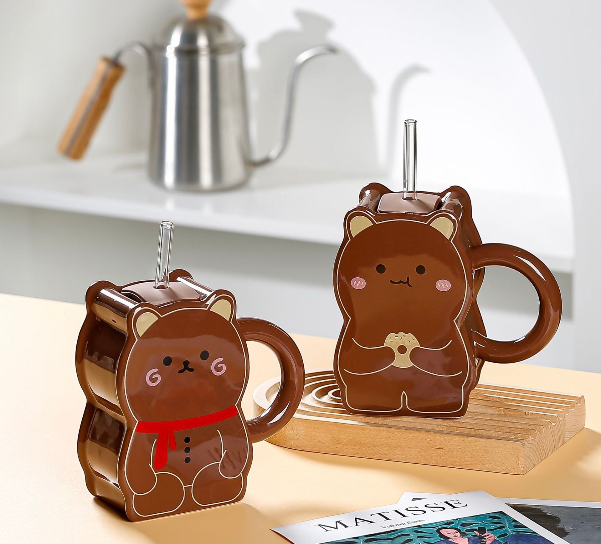 Dva smešna smeđa keramička šolja s slamkom iz Mačka keramička šolja seta