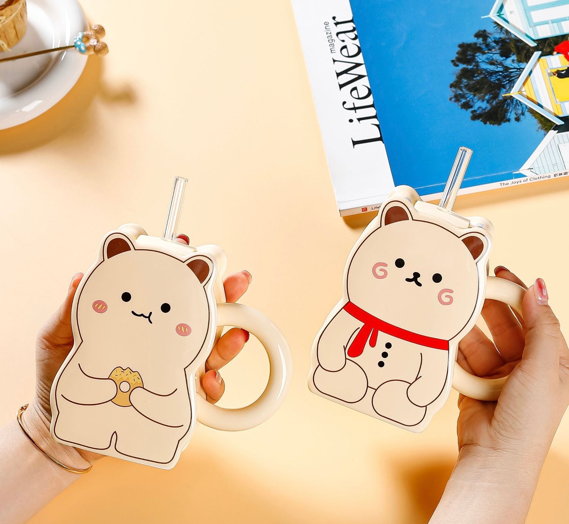 Dva keramička šolje u obliku medvjeda sa slamkama za uživanje u čaju