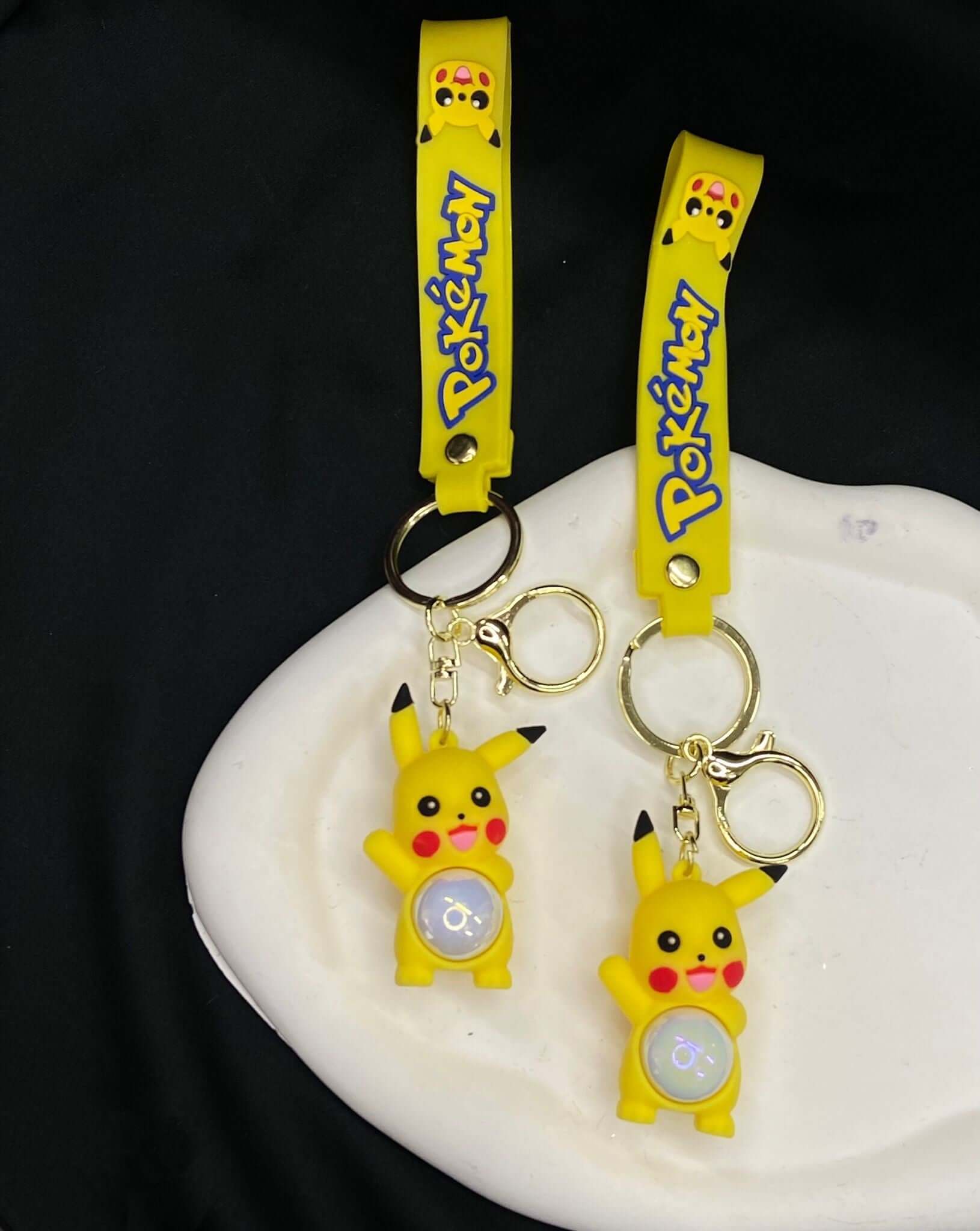 Dva žuta Pikachu privjeska za ključeve s veselom usamljenošću