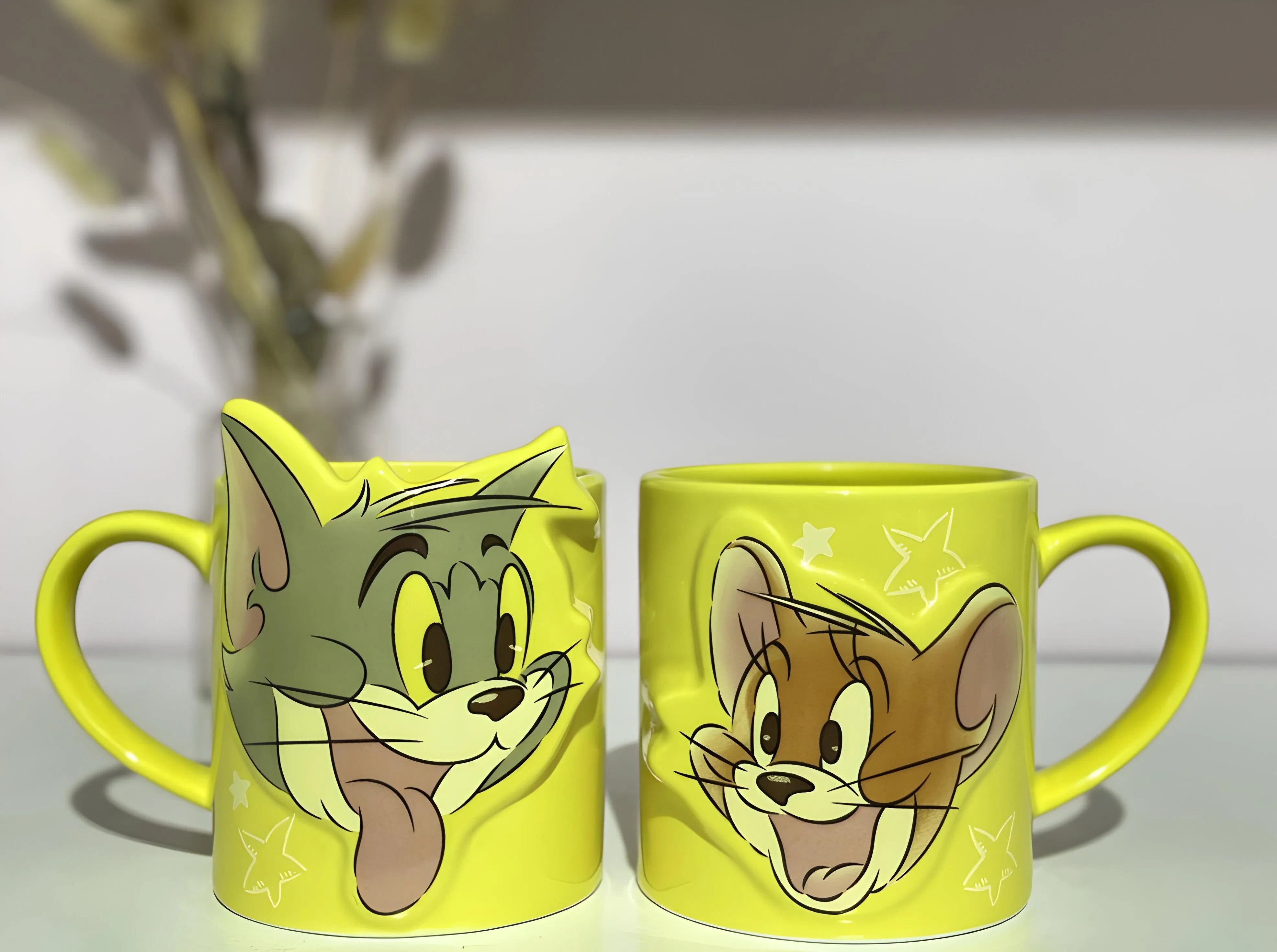 Dva žuta Tom i Jerry šolje iz seta TOM JERRY COUPLE & BESTIE ŠOLJA SET