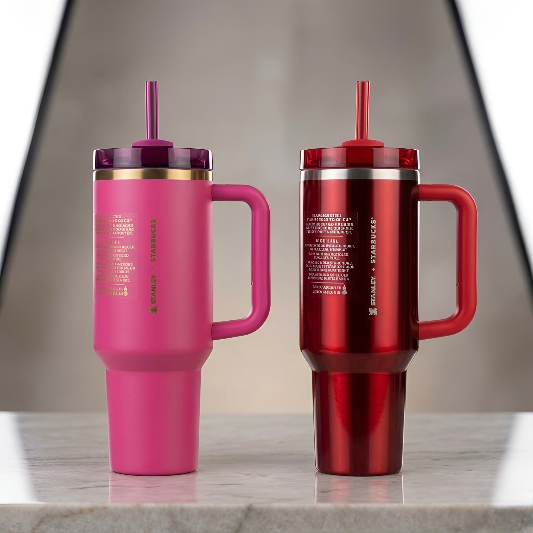 Dva stanley x starbucks boca quencher h2.0 izolirana tumblera 40 oz 1200 ml u ružičastoj i crvenoj boji