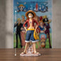 One piece luffy figurina visine 25 cm nosi slamhat i crvenu jaknu s plavim kratkim hlačama