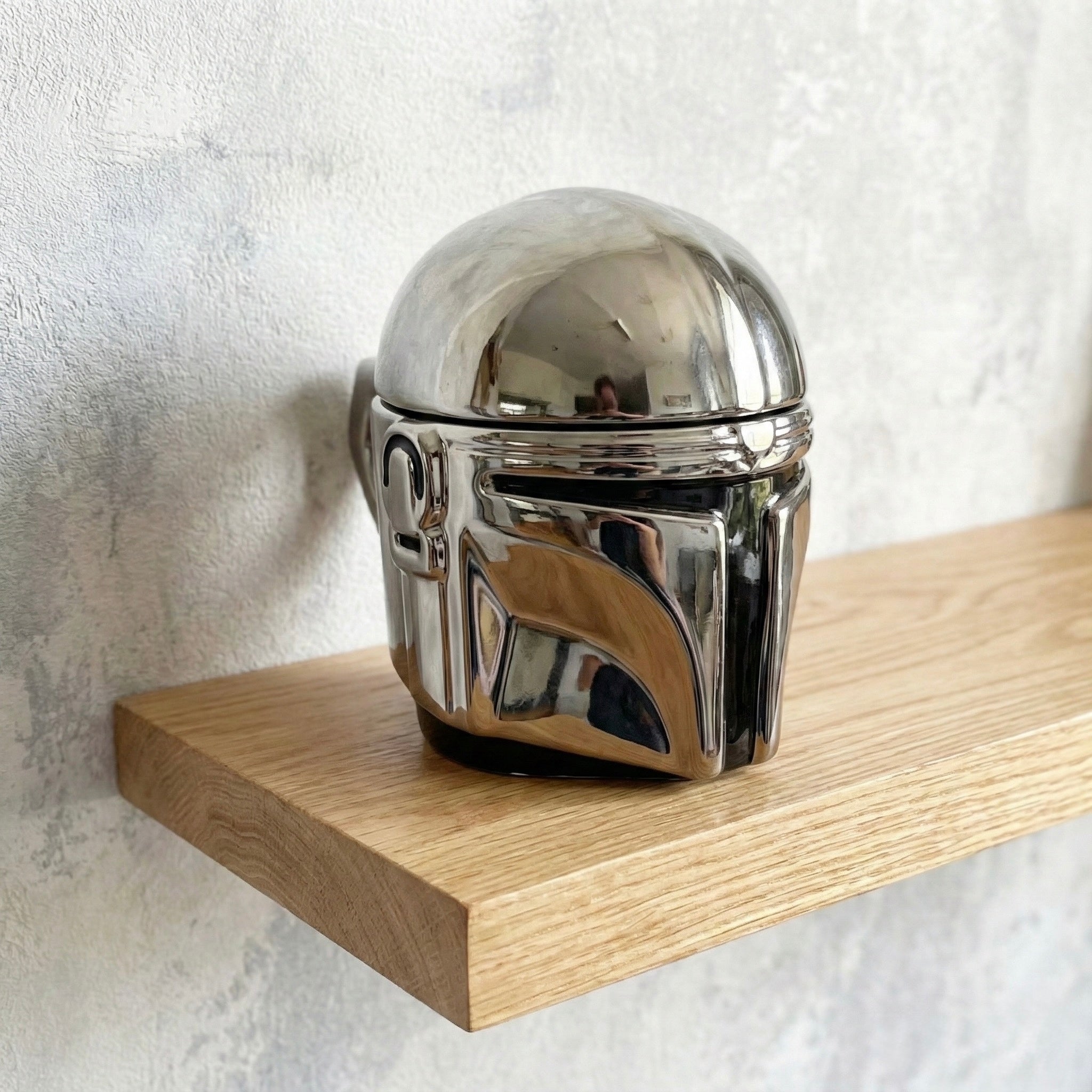 Star Wars keramička šolja s Mandalorianskim kacigom figurinom