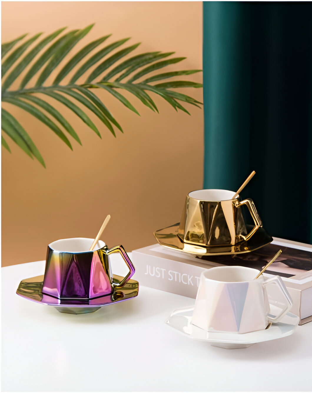 Geometrijska iridescentna keramička šolja s kašikom za retro čajnik set