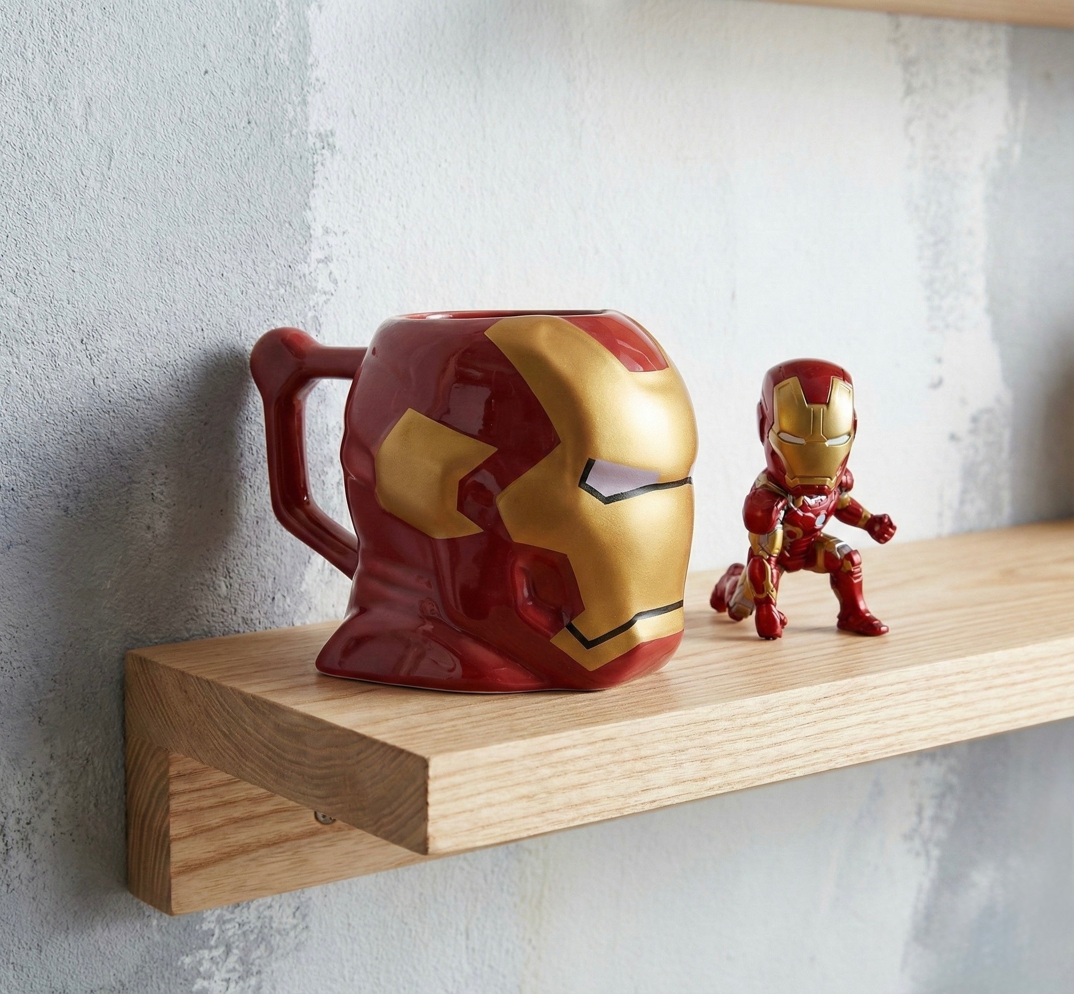 Iron Man keramička šolja s crveno-zlatnim dizajnom kacige