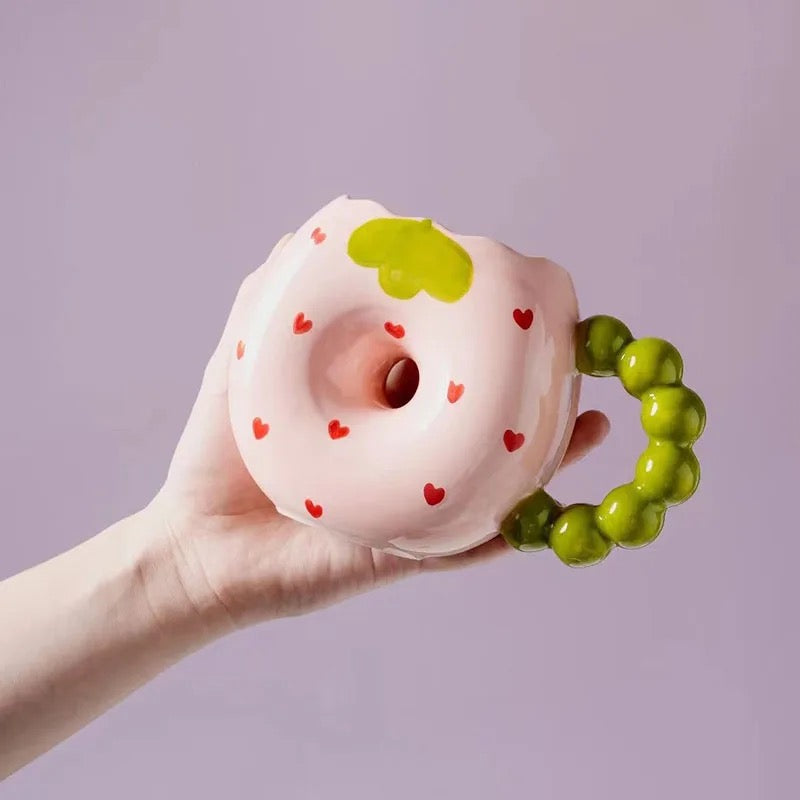 Strawberry donut-shaped keramička šolja s zelenim ručkom iz Donuts keramička šolja