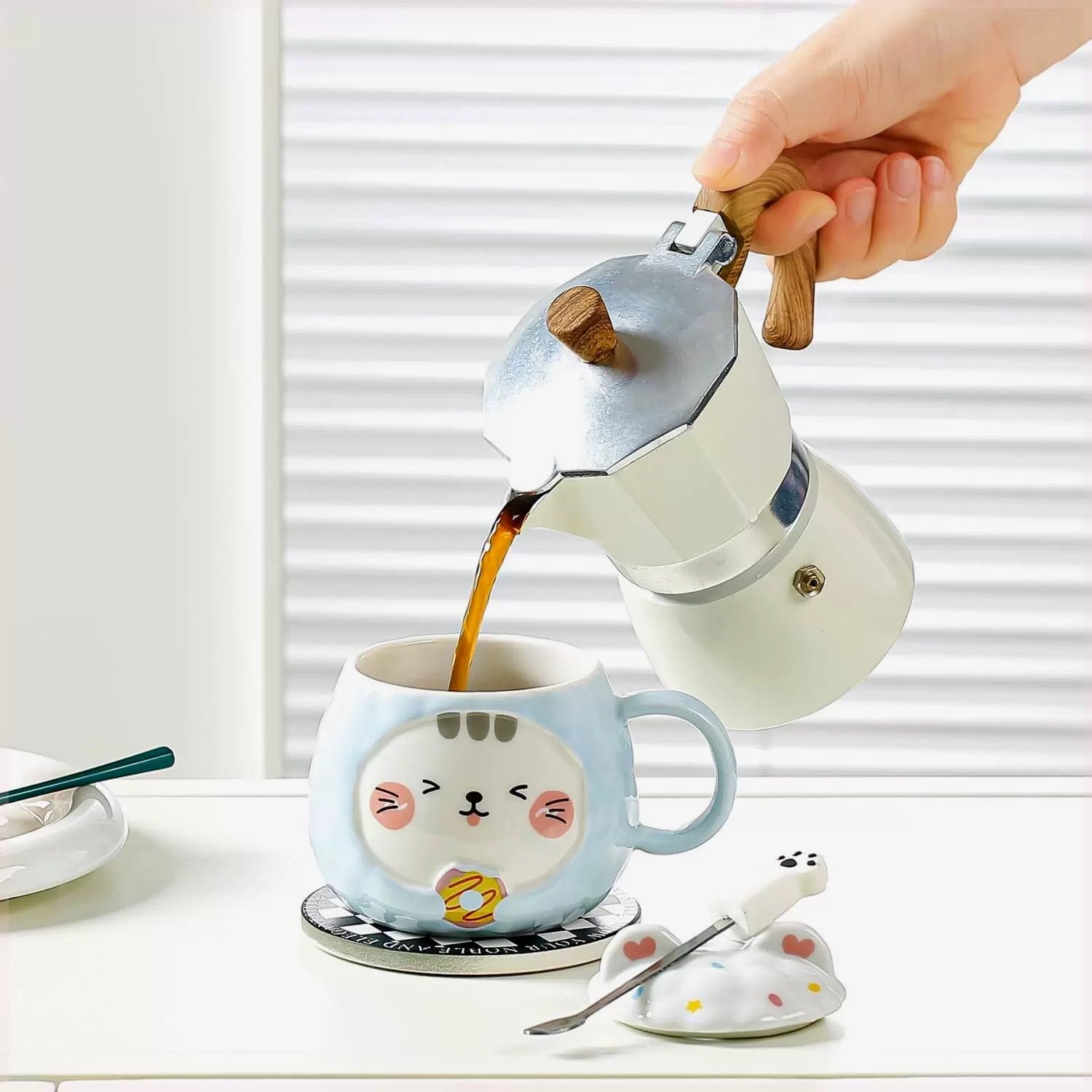 Kava se lije u Mačka Panda keramičku šolju iz keramičkog seta čajnik