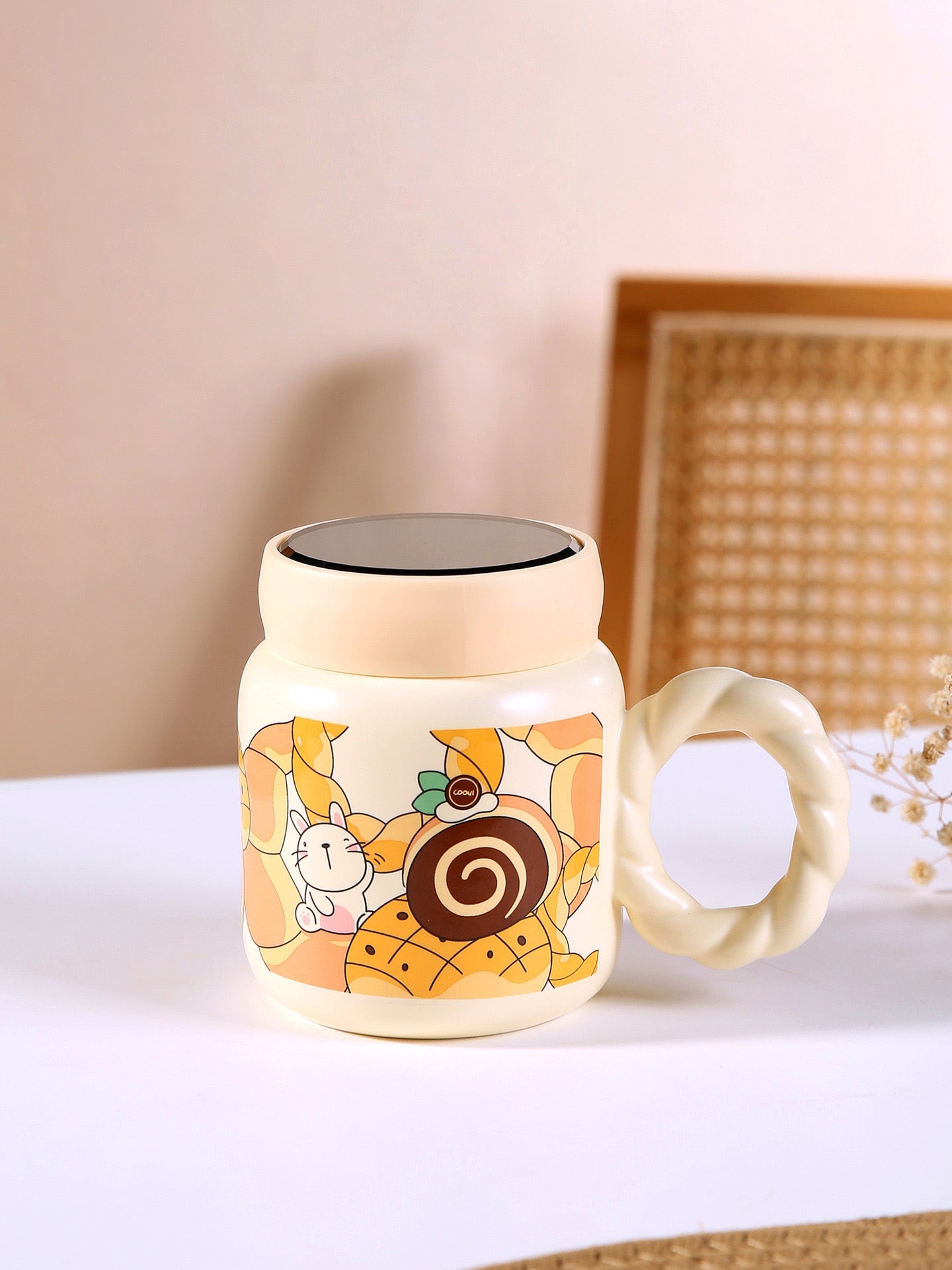 Keramička šolja s dizajnom crtanog kruha i zeca iz Panda Bread keramičkog seta