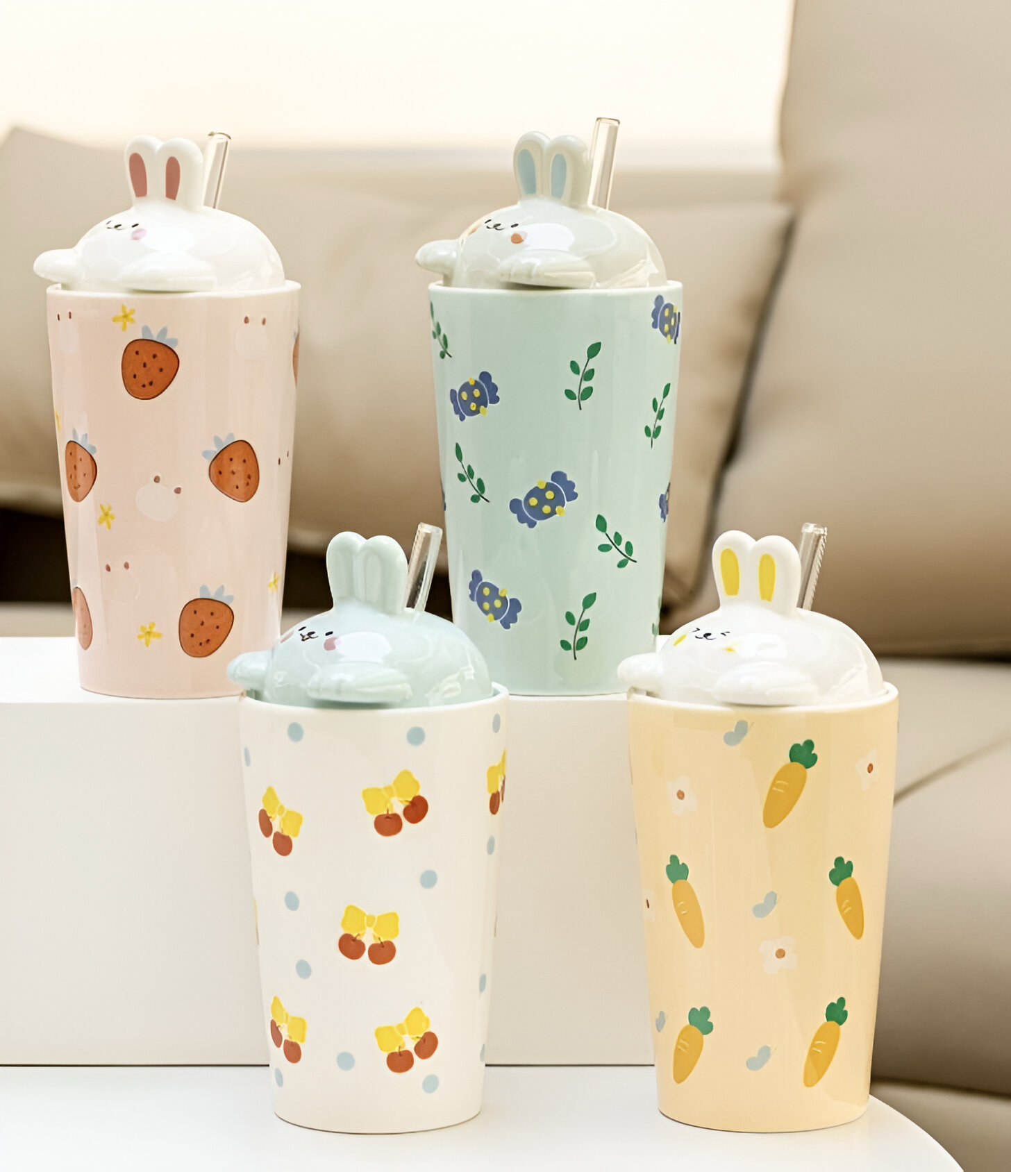 Keramička čaša Fruits s poklopcem i slamkom, dizajn s zekom i uzorcima