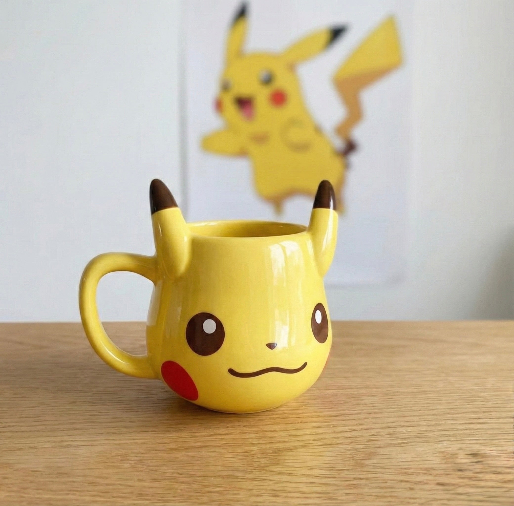 Žuta Pikachu keramička šolja s crvenim obrazima i smeđim vrhovima ušiju