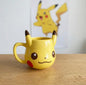 Žuta Pikachu keramička šolja s crvenim obrazima i smeđim vrhovima ušiju