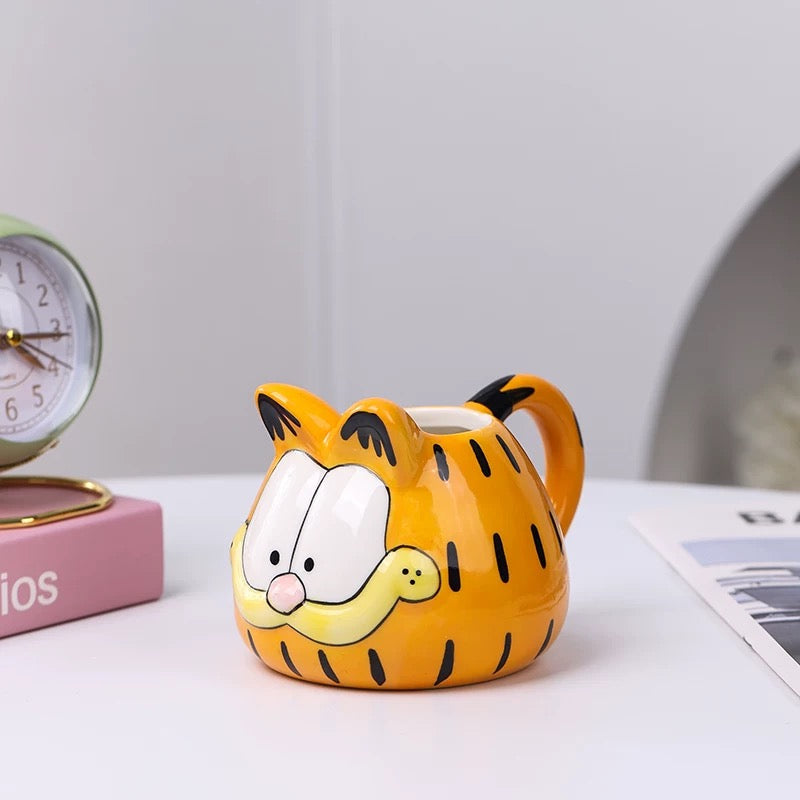 Garfield tematska keramička šolja s narančastim i crnim prugama i bijelim licem