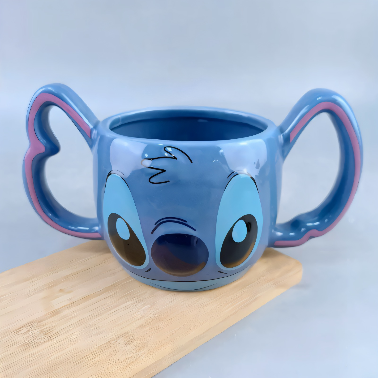 Stitch keramička šolja s srcastim ručkama i plavom bojom