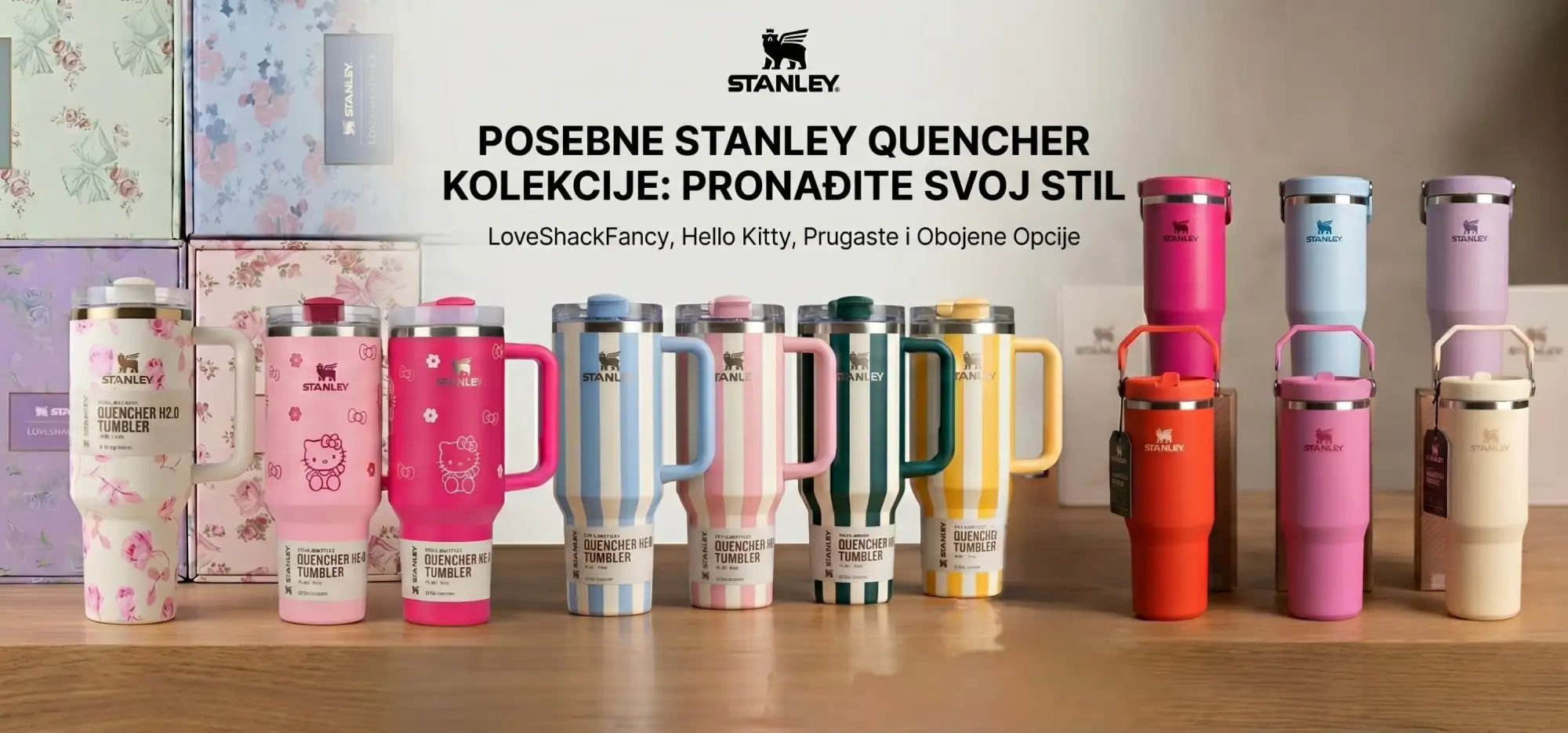 Kolekcija šarenih, izoliranih Stanley Quencher čaša u raznim razigranim dizajnima, uključujući Hello Kitty i Loveshackfancy uzorke.