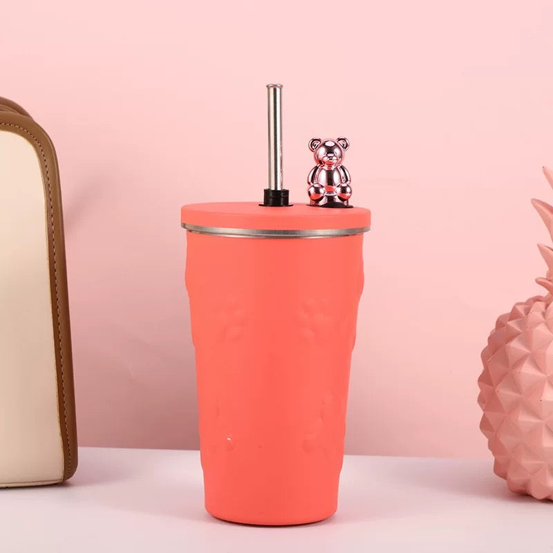 Coral-colored BEAR TERMOS ČAŠA OD NEHRĐAJUĆEG ČELIKA with metal straw and bear figurine