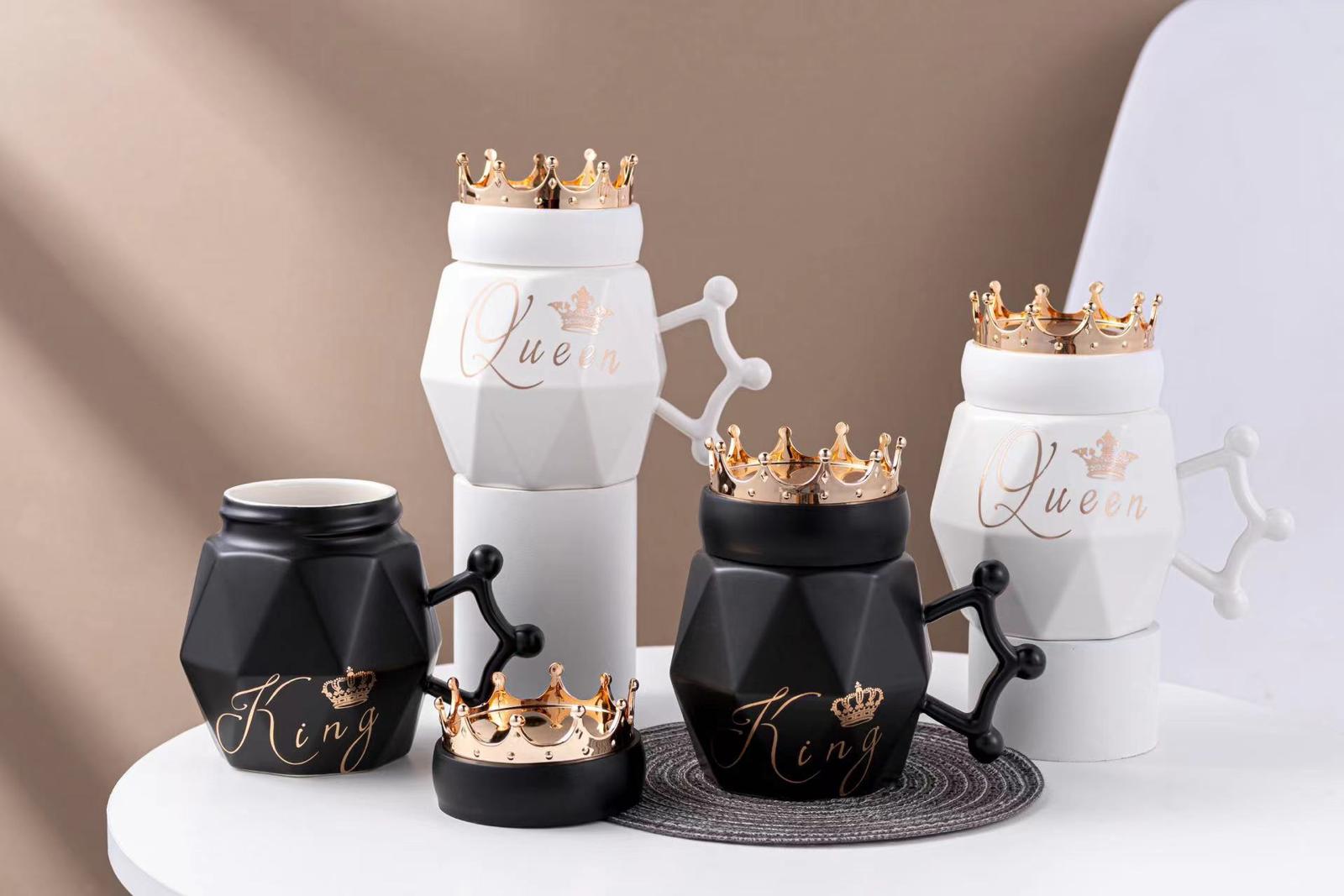 Keramičke šolje kralja i kraljice s poklopcima u obliku kruna