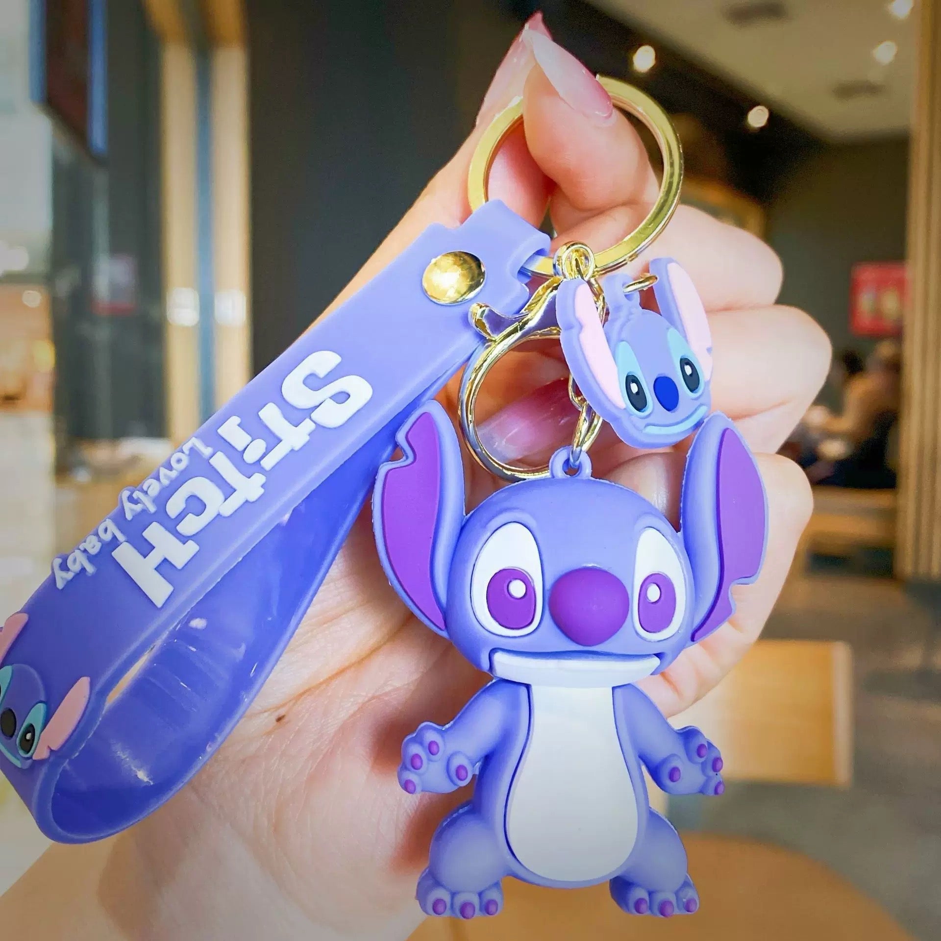 Lila Stitch privjesak s detaljima prošivenim u ljubičastoj boji